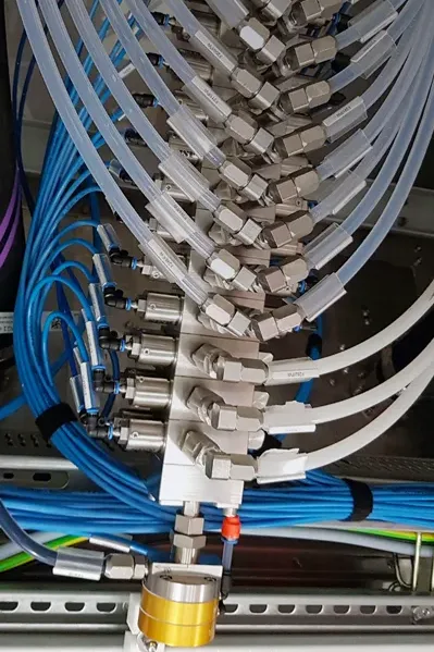 Farbwechseltechnik in Lackieranlage mit Ventilblock, Dosierkomponenten und Schlauchsystem für automatisierte Materialversorgung