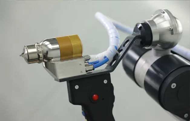 Automatische Lackierpistole (luftzerstäubend) an Industrieroboter in einer automatisierten Lackieranlage