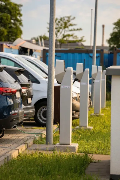 Ladepunkte für Elektrofahrzeuge auf dem Firmengelände von INDUSTRA