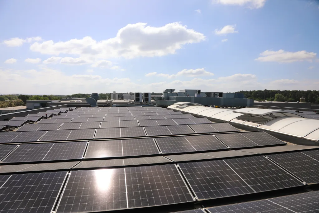 Photovoltaikanlage auf dem Dach eines Industriegebäudes zur Eigenstromerzeugung bei INDUSTRA